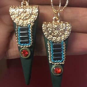 Triangle Drop with Embossed Gold Topper